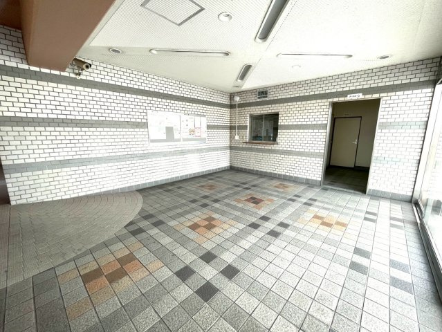 エントランスには防犯カメラを設置。住民の安全を見守る設備が整っており、不在時や夜間のセキュリティ面でも安心。お子さまや高齢の方にも配慮されたマンションです。
