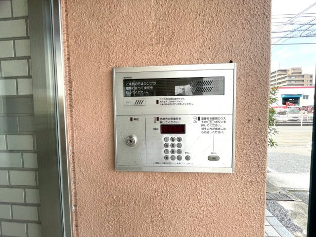 オートロック付きのエントランスで、セキュリティ面も安心。来訪者はインターホン操作で確認でき、不審者の侵入を防ぎます。住む人の安全を第一に考えた設計で、プライバシーをしっかり守る安心の共用設備です。