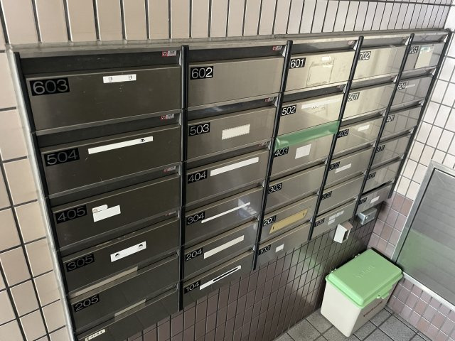 郵便受けあり！入れやすく大き目な書類や、薄めの荷物も入ります！