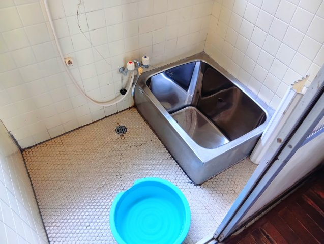 シンプルで使い勝手の良いお風呂です。窓があるので明るい室内です。