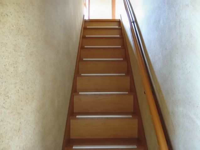 ストレート階段なのでシンプルな見た目です。手摺が付いており安全です。