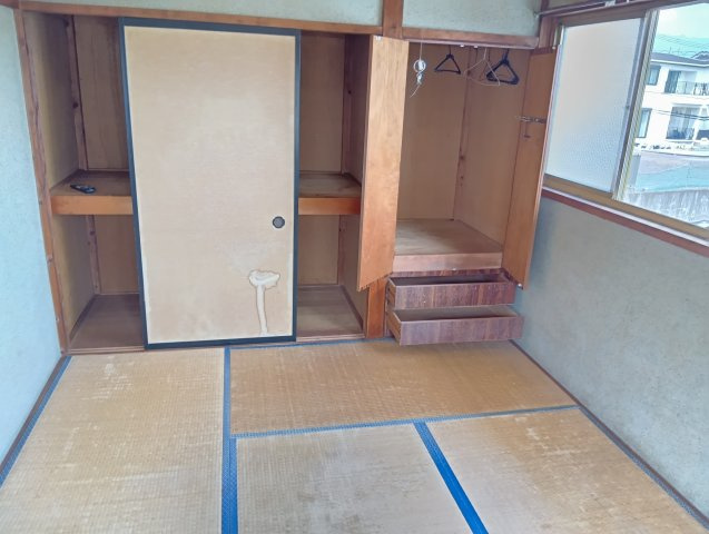 押入れがあるので布団をしまっておく事も出来ます。窓が多く心地の良い空間となっています。
