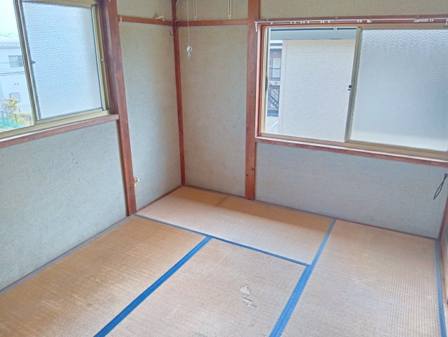 木の温もりや畳の風合いが日常の喧騒を忘れさせる癒しの空間を提供してくれます。