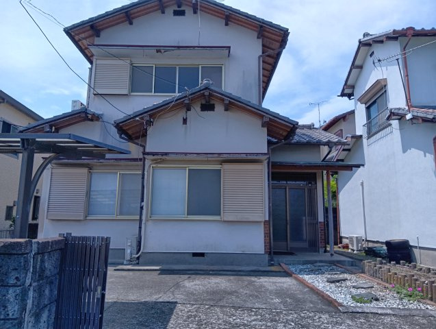 新東名高速道路・新富士ICまで車で6分です。小学校まで徒歩4分です。