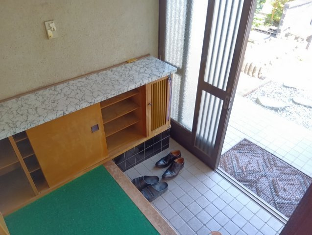 玄関は引き戸なので荷物の出し入れが楽です。風の入れ替えも出来て便利です。