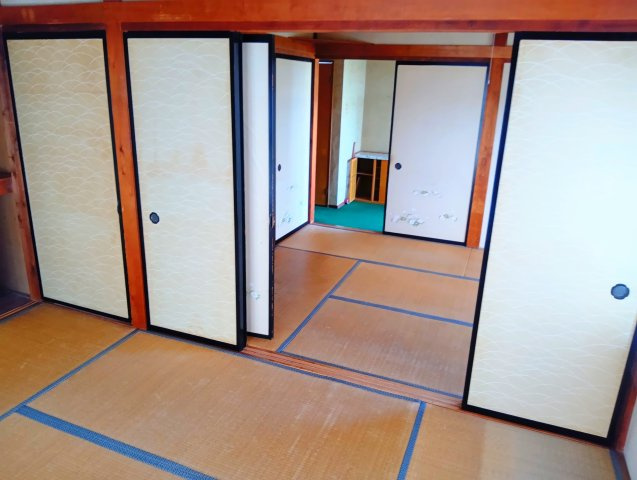 開け閉めで空間を自由に仕切り広さを調整できる柔軟な設計になっています。