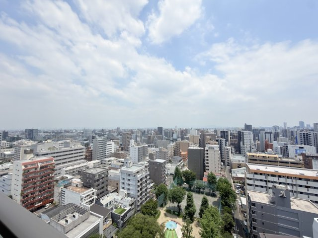 高層階ならではの開放感あふれる眺望。市街地を広く見渡せ、空の広がりも感じられます。