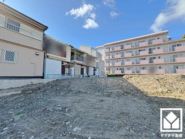 キッチンはカウンター付きの対面式。配膳や片付けがしやすく、お料理中でもお子様の様子が分かって安心です。
