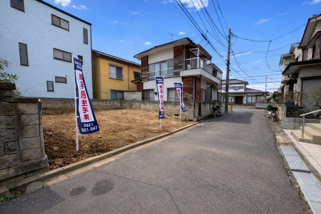間口約7.9m×奥行約9.3mの整形地で、建物配置のしやすい区画。生活施設が徒歩圏に揃う利便性の高い立地です。