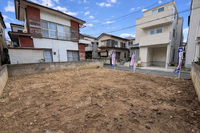 間口約7.9m×奥行約9.3mの整形地で、建物配置のしやすい区画。生活施設が徒歩圏に揃う利便性の高い立地です。
