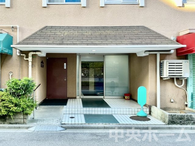 【エントランス】マンションのエントランスは、その物件の印象を決める、顔とも言える場所です。毎日通る場所ですからきれいなのが一番です。エントランス内はオートロックですので暮らしの安全も確保されています。