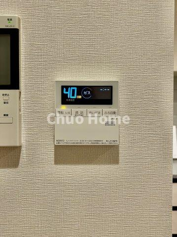 【給湯リモコン】外での一日を忘れさせてくれるオートバス機能でお好みの湯量・温度に調整された浴槽。