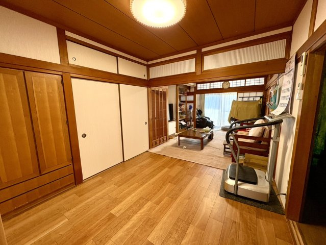 ゆったりくつろげる趣のある洋室。2年半前にクロスと床をリフォームしました。　