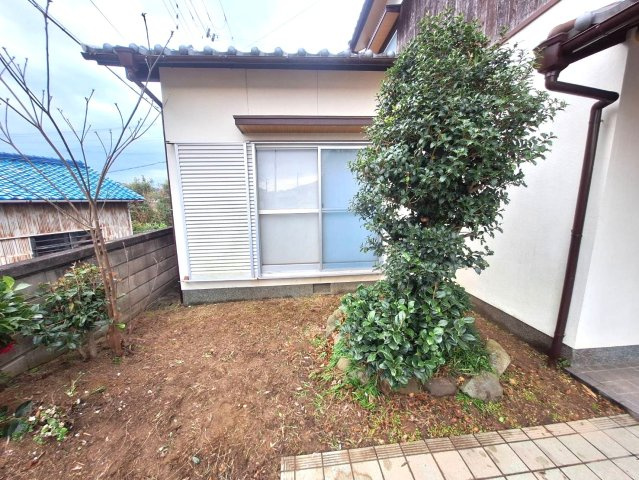 庭先には植栽があり、室内への直射日光を和らげてくれます。