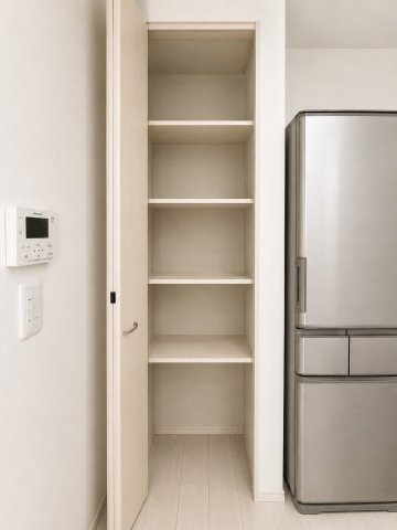 キッチン横に配置されたパントリー収納です。食料品や飲料のストック、調理家電、日用品などをまとめて収納できるため、キッチン周りをすっきりと保つことができます。棚付きで整理整頓もしやすくなっています。