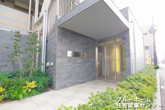 重厚感のあるエントランスです！オートロック付きでセキュリティー面も安心♪