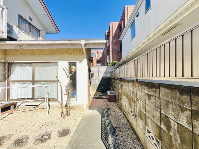 土地から東側に向いたアングル。東側も隣のマンションの大きな駐車場なので明るさ＆解放感たっぷりです。