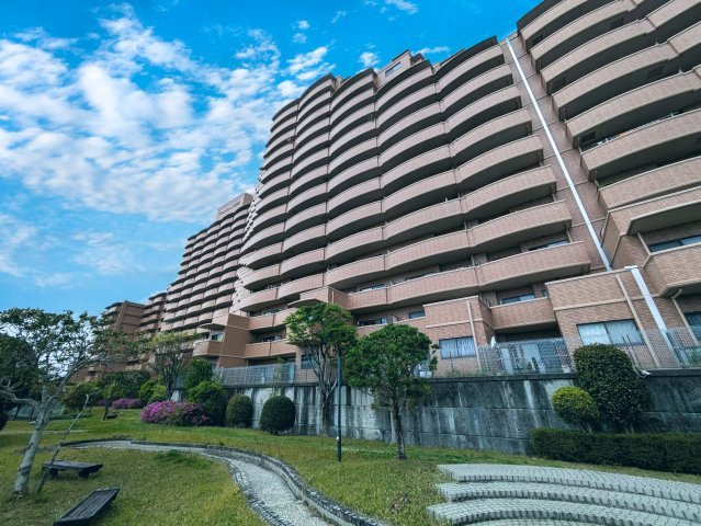 別アングルから見たLDK。インテリアが映える明るく開放的な住空間が広がります。