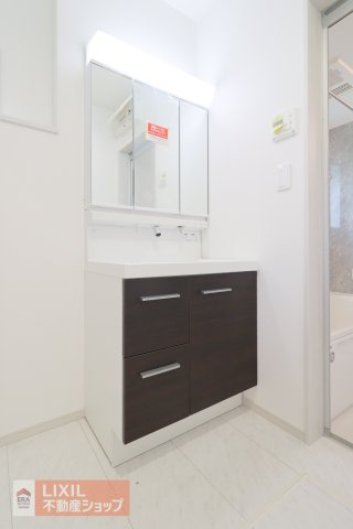 【洗髪洗面化粧台】現地完成写真。ご家族分もたっぷり収納できます！