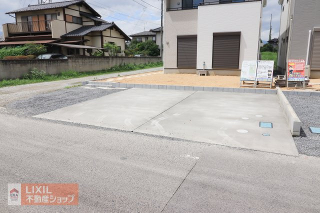 【駐車スペース】現地完成写真。ゆったりとした駐車スペースです。