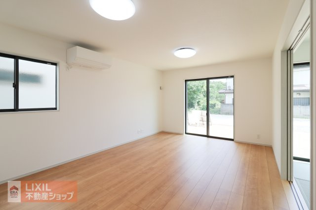 【リビング】現地完成写真。明るい日差しの入るリビングは家族団らんの場所♪