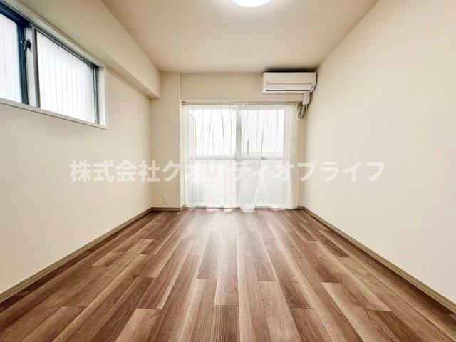 ゆとりある広さが確保された、夫婦の主寝室に適している洋室。大型のベッドを置いても圧迫感がなく、1日の疲れを癒すプライベートな睡眠空間として落ち着いた雰囲気に包まれています。
