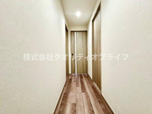 床のタイルからクロス、シューズボックスまで全てがピカピカに新品交換されたリノベーション玄関。新品さながらの美しさと清潔感に包まれており、気持ちよく新生活のスタートを切ることができます。