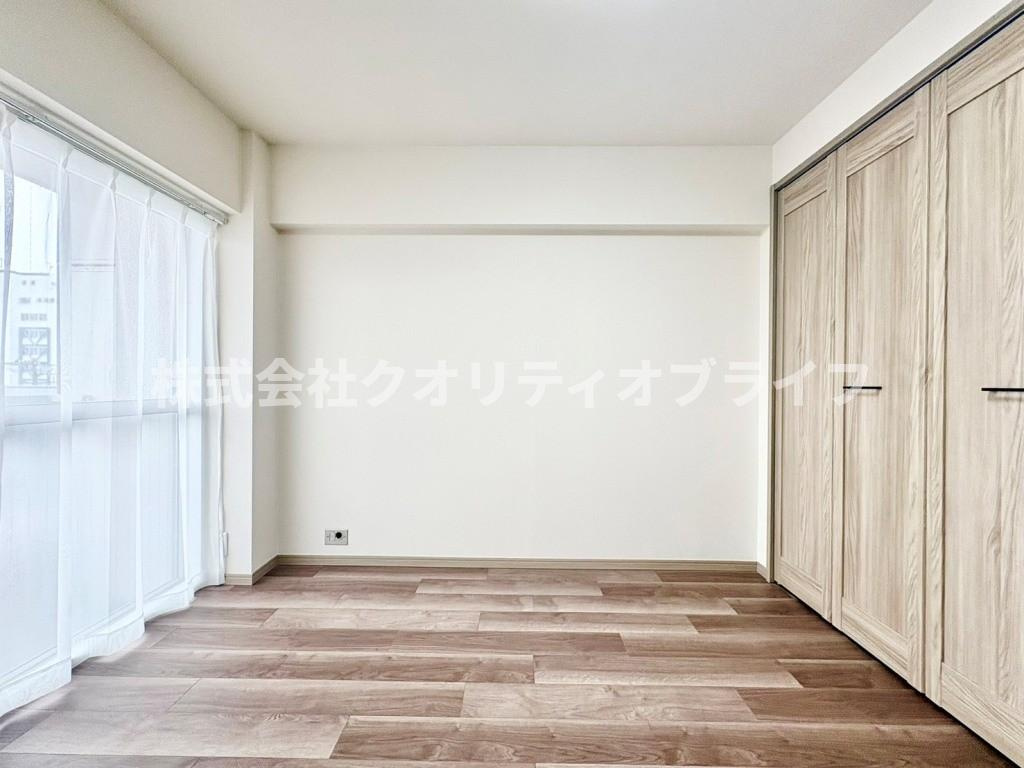 クローゼット完備で整理整頓が習慣化しやすい、子供部屋に適している洋室。勉強デスクやベッドを配置しやすい綺麗な形状で、お子様の成長に合わせてインテリアの模様替えも柔軟に楽しめる工夫された設計です。