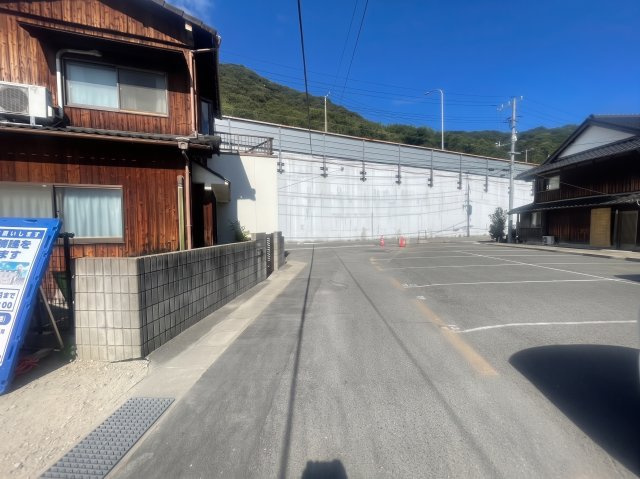 対象地は南東側の公道に接しており、前面道路の幅員は約4.5ｍです。周辺には戸建住宅や駐車場などが見られる住宅地で、現地を訪れることで道路の幅や周辺の街並みを具体的に確認できます。