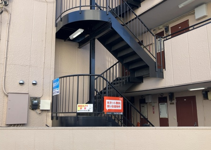 共用部分は、一棟の建物に住む区分所有者全員が共同で所有するとし、共用部分の管理、補修などは、区分所有者で形成される管理組合が行います。個人の判断で勝手に変更することはできませんので覚えておきましょう。