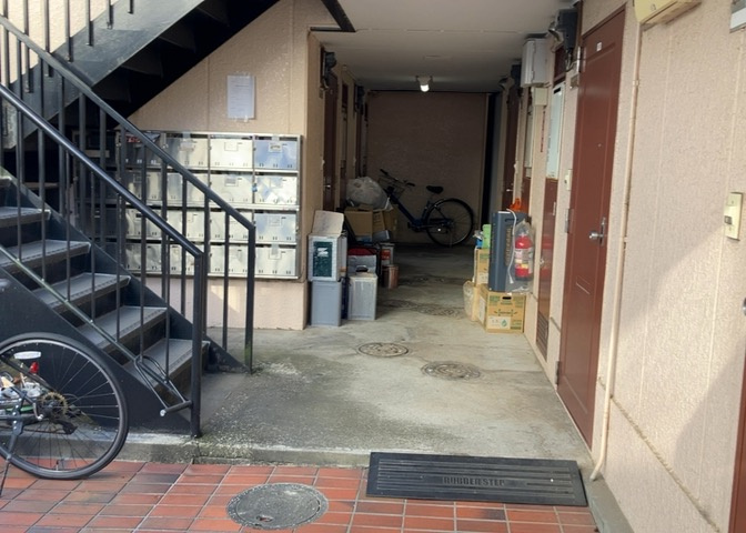 共有部分は、住民なら誰もが使える設備のこと。例えば駐車場やエレベーター、インターネット設備、セキュリティ設備などがあります。他にも、マンションの廊下・外部階段やエントランス・ゴミ置き場などがあります。