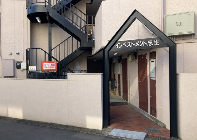 道幅が広い場所は日当たりや風通が良好です。幅が広いのですれ違いも可能ですし大きな車でも駐車可能！一方で、大型車が通ることも多くなるため交通量の増加により騒音に繋がります。また土地の値段が高くなります。