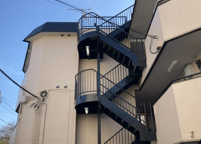 ＲＣ造、Reinforced　Concreteは直訳すると補強されたコンクリートです。主に柱や梁・床・壁が鉄筋とコンクリートで構成おり、鉄筋を組んだ型枠にコンクリートを流し込んで固めたものを指します。