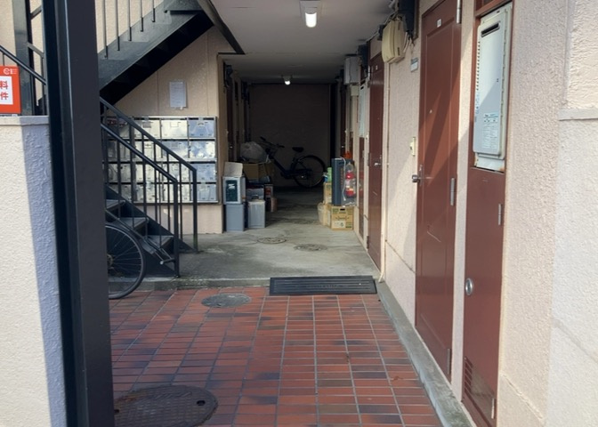 玄関は家の顔でもあり、家族以外の目にも止まる場所です。玄関は外との間を仕切る扉、靴などをしまっておく収納スペース、靴脱ぎのたたきスペース、来客とのやり取りをするドアホンなど複数のアイテムからなります。
