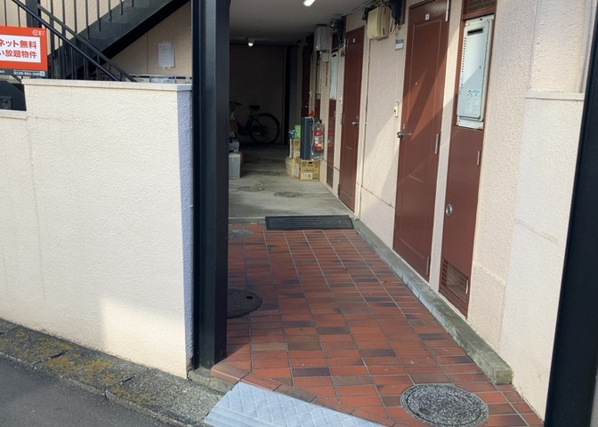 共有部分は、住民なら誰もが使える設備のこと。例えば駐車場やエレベーター、インターネット設備、セキュリティ設備などがあります。他にも、マンションの廊下・外部階段やエントランス・ゴミ置き場などがあります。