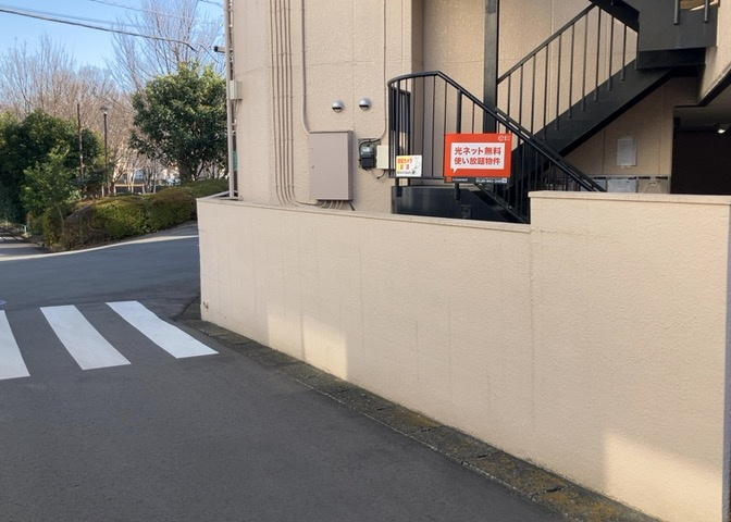 共用部分は、一棟の建物に住む区分所有者全員が共同で所有するとし、共用部分の管理、補修などは、区分所有者で形成される管理組合が行います。個人の判断で勝手に変更することはできませんので覚えておきましょう。