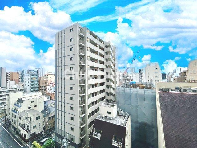 手を伸ばせば、ふれることが出来そうな環境が、そのままインテリアになったような印象です。その豊かな眺望にふさわしい空間には、通風・採光にも優れ、心地よい光と風があふれています