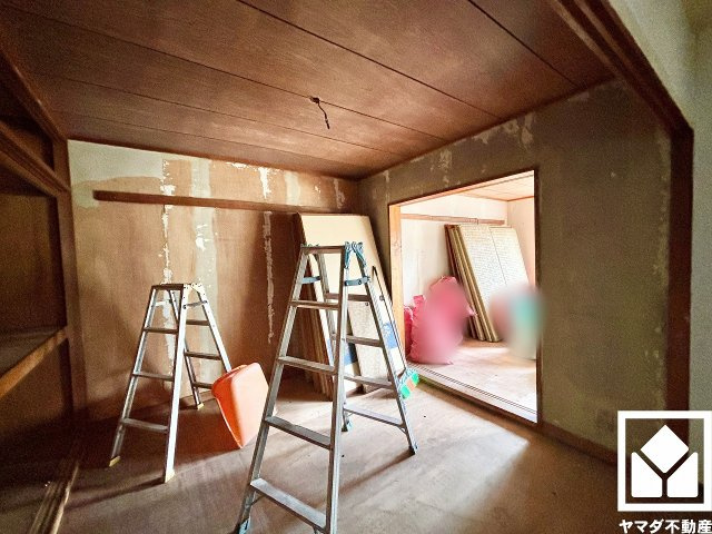 約5.2帖の洋室です。全居室にクローゼットを設置予定で、お部屋の広さを最大限に活用できます。（リフォーム中の写真です）