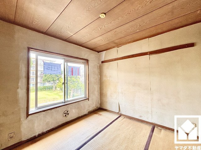 現況和室となっておりますが、約5.1帖の洋室へ間取り変更予定です。（リフォーム中の写真です）