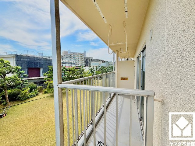 南西向きバルコニーで陽当たり、風通し良好。たっぷりの洗濯物も気持ちよく乾きます。（リフォーム中の写真です）