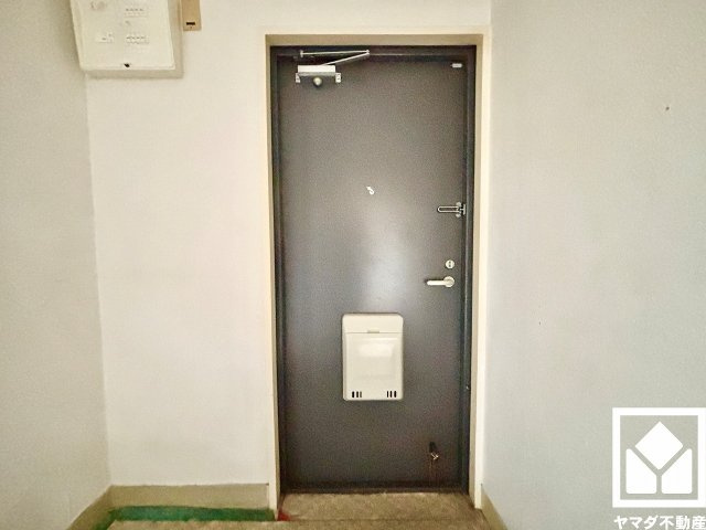 玄関にはシューズボックスを設置予定。家族の靴もしっかり収納できるので、玄関がいつも片付き、気持ちよくお客様を迎えられます。（リフォーム中の写真です）