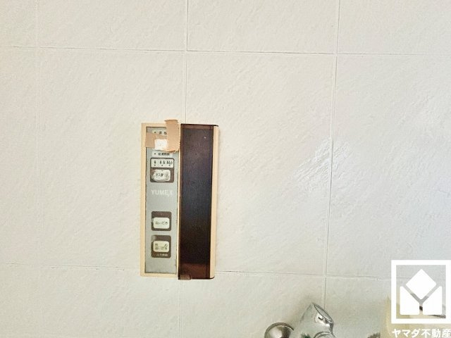 現況のホールインワン給湯器のリモコンです。シンプルな給湯リモコンとなっており、日常的な操作がしやすい仕様です。（リフォーム中の写真です）