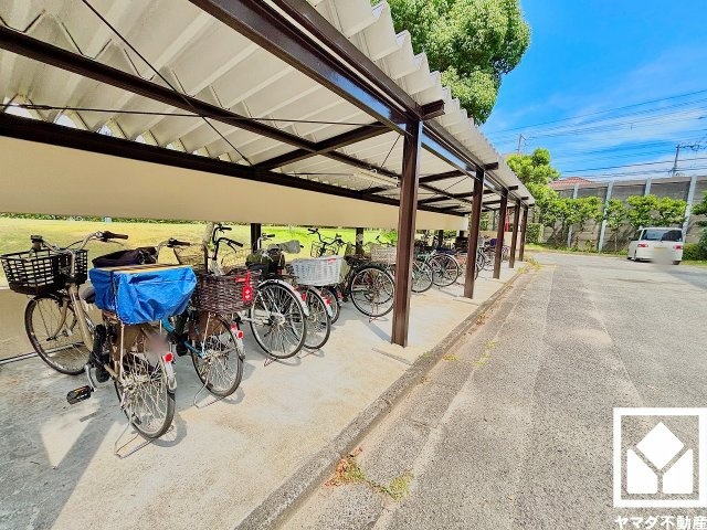 屋根付き駐輪場なので、雨や日差しの影響を受けにくく、大切な自転車の保管にも便利です。