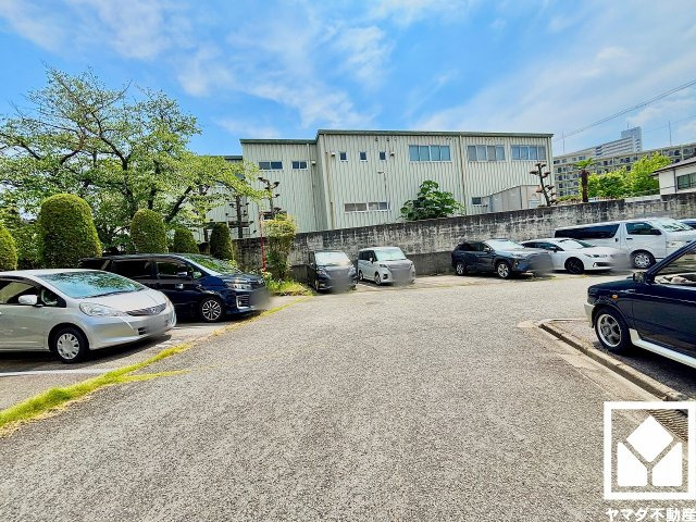 敷地内に屋外平面式の駐車場を設置（月額4000円）。重い荷物や雨の日の移動もスムーズで、快適なカーライフを実現。空き状況等の詳細は弊社スタッフまでお気軽にお問い合わせください。