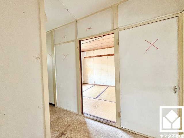 全室クロス・床材を貼替え、建具も新規交換予定です。（リフォーム中の写真です）