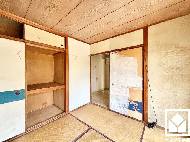 約5.1帖の洋室へ間取り変更予定です。現況襖となっておりますが、開き戸へ変更予定です。（リフォーム中の写真です）