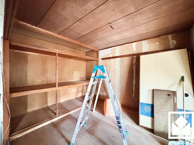約5.2帖の洋室です。柔らかな光が差し込むお部屋で、快適で落ち着いた生活をお送りいただけます。（リフォーム中の写真です）