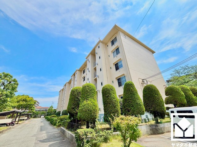 阪神武庫川線「武庫川団地前」駅まで徒歩4分、阪神本線「鳴尾・武庫川女子大前」駅まで徒歩25分の立地。