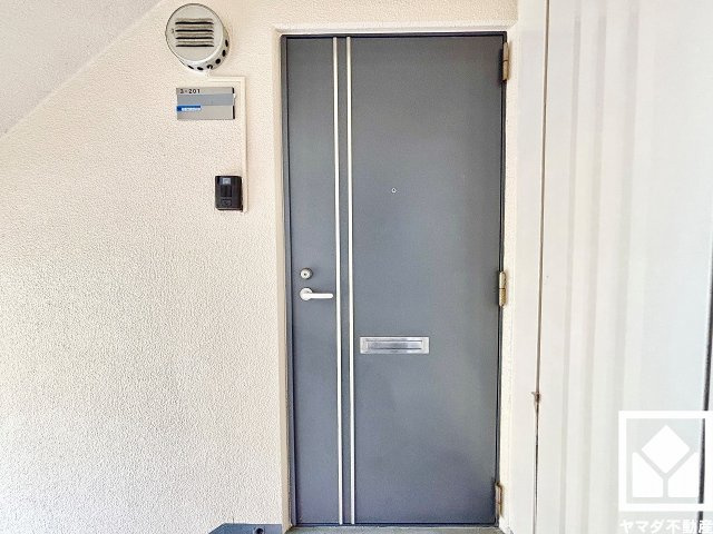 シンプルで洗練された玄関デザイン。帰るたびにホッとできる、心地よい住まいの入り口。（リフォーム中の写真です）