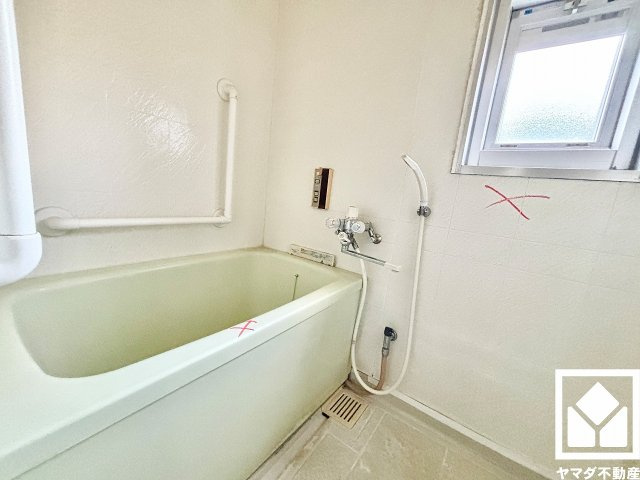 ユニットバスを新規交換予定です。窓が設置されており、自然換気や採光も確保された明るい浴室になっています。（リフォーム中の写真です）